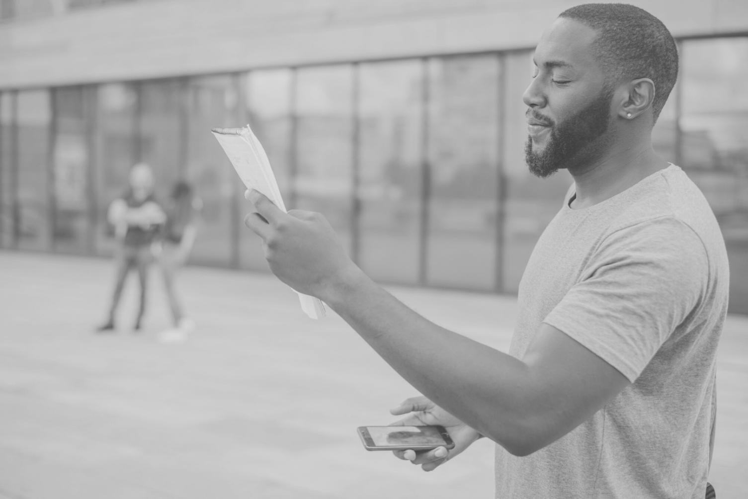 Espace de travail avec documents financiers et calendrier