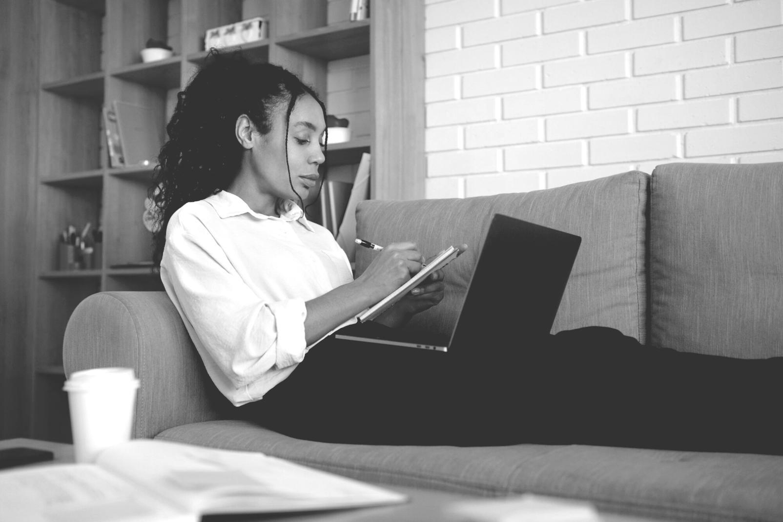 Espace de travail organisé avec documents financiers et calendrier